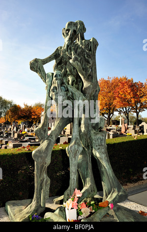 Parigi, Francia - Cimitero di Pere Lachaise, Monumento agli Ebrei deportato al campo di concentramento di Buchenwald-Dora, scultura dell'Olocausto della seconda Guerra Mondiale, persecuzione degli ebrei Foto Stock