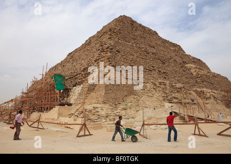 Moderno e sforzi per la ricostruzione presso la piramide a gradini di Zoser - Saqqara, Egitto. Foto Stock