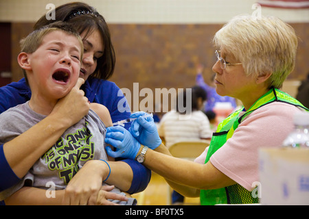 Hamtramck, Michigan - un lavoratore di cura di salute vaccinati un ragazzo contro il virus H1N1 di influenza suina. Foto Stock