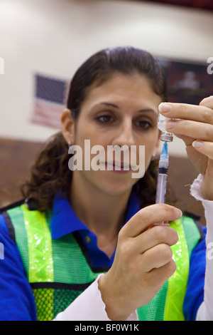 Hamtramck, Michigan - un operatore sanitario si prepara a somministrare una dose del virus H1N1 di influenza suina di vaccino. Foto Stock