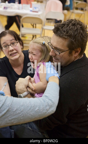 Hamtramck, Michigan - un lavoratore di cura di salute vaccinati una ragazza contro il virus H1N1 di influenza suina. Foto Stock