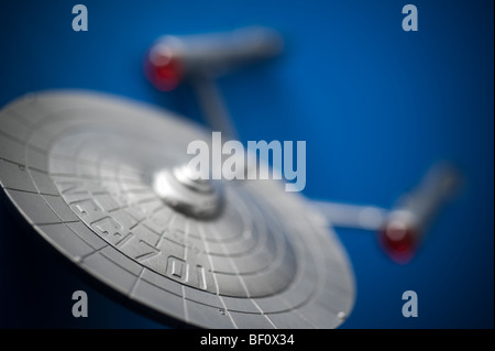 Un modello di peltro del famoso Starship USS Enterprise, da TV Star Trek, visualizzato su uno sfondo blu. Foto Stock