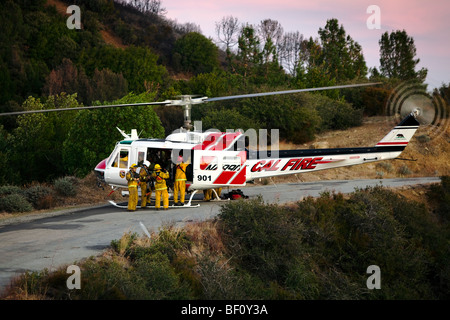 CAL FIRE elicottero prelievo di wildland firefighter presso la California Loma wildfire in Santa Cruz Mountains Foto Stock