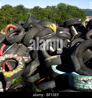 Pila di vecchi pneumatici in gomma in campagna. Foto Stock