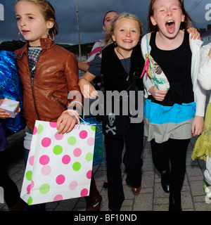 Un gruppo di 11 anno vecchio ragazze amici sul loro modo ad una festa di compleanno, REGNO UNITO Foto Stock