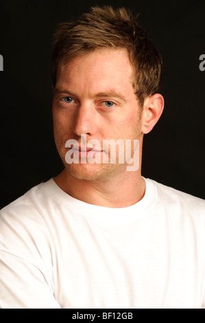 Ritratto in studio di 30 anno qualcosa di vecchio blu-eyed British uomo indossare una t-shirt bianco Foto Stock