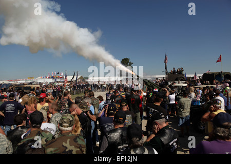 Obice sbozzati vengono cotti in una pistola 21 salute durante la cerimonia di apertura del Kokomo veterano del Vietnam la Reunion. Vietnam Veterans Foto Stock