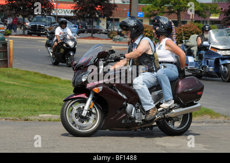 Coppia di mezza età ride su un motociclo a Belleville, Michigan