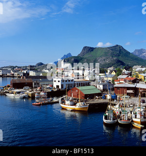 Vista sul pittoresco porto di pesca di Svolvaer nel nord della Norvegia, una popolare destinazione turistica Foto Stock