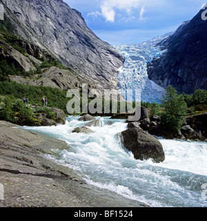 Il Ghiacciaio Briksdal e cascata, parte del ghiacciaio di Jostedal Campo di ghiaccio Foto Stock
