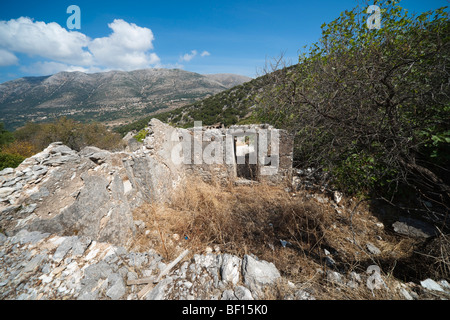 1953 terremoto danneggiato abbandonato città fantasma edificio in Drakopoulata villlage Kefalonia in Grecia Foto Stock