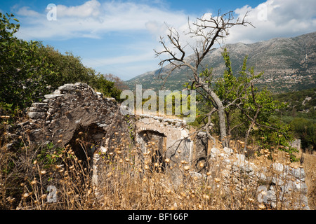 1953 terremoto danneggiato abbandonato città fantasma edificio in Drakopoulata villlage Kefalonia in Grecia Foto Stock