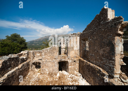 1953 terremoto danneggiato abbandonato città fantasma edificio in Drakopoulata villlage Kefalonia in Grecia Foto Stock