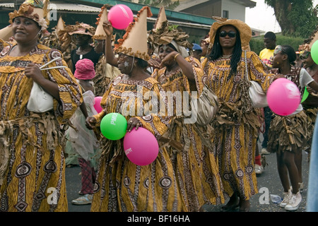 Gruppo di donne che indossano identici stampati abiti kaba sfilata di Carnevale Bonapriso district Douala Camerun Africa occidentale Foto Stock