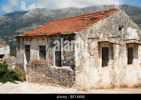 1953 terremoto danneggiato abbandonato città fantasma edificio in Drakopoulata villlage Kefalonia in Grecia Foto Stock