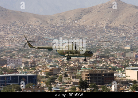 NATO a ISAF elicottero sorvola la città di Kabul Afghanistan sulla missione di routine Foto Stock