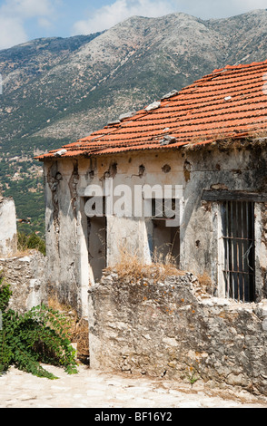 1953 terremoto danneggiato abbandonato città fantasma edificio in Drakopoulata villlage Kefalonia in Grecia Foto Stock