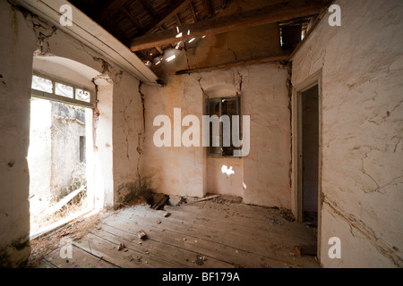 1953 terremoto danneggiato abbandonato città fantasma edificio in Drakopoulata villlage Kefalonia in Grecia Foto Stock