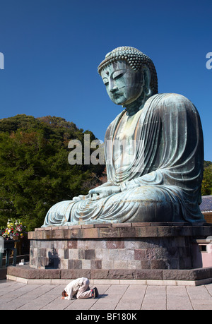 Daibutsu - famoso Buddha grande statua in bronzo a Kamakura, Tempio Kotokuin. Il secondo bronzo più grande statua del Buddha in Giappone Foto Stock