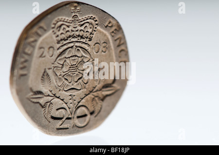 Immagine ravvicinata di 20 pence monete, colpo contro il bianco. Foto Stock
