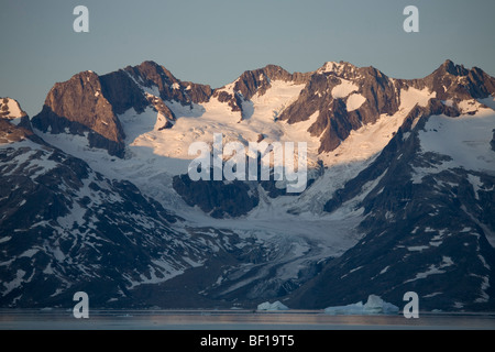 Impostazione di Sun sulle montagne del fiordo di Sermiligaq, est della Groenlandia Foto Stock