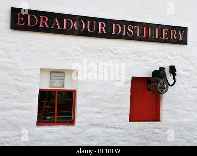 Edradour single malt whisky distillery, vicino Pitlochry, Perthshire, Scotland, Regno Unito. Foto Stock