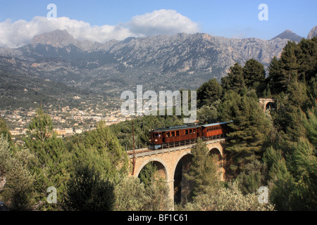 Treno storico attraversando il viadotto Cinc-Ponts davanti a Sóller, isola di Maiorca, SPAGNA Foto Stock