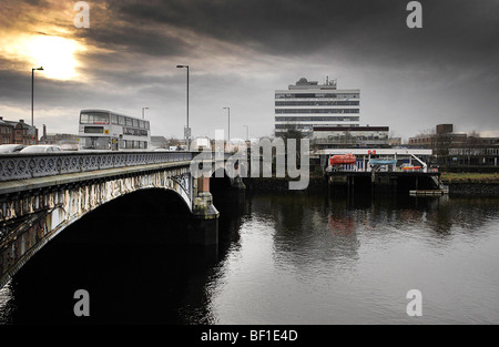 Vista sul fiume Clyde a Glasgow. Rivolta a sud con Albert ponte sulla sinistra e il Glasgow College di studi nautico. Foto Stock