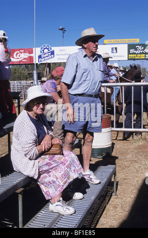 Coppia di anziani in tradizionale abito di Ozzie, cappelli, shorts e gonna, Rodeo Queensland Australia Foto Stock