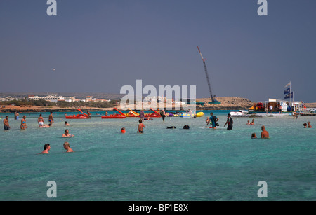 I turisti in acqua a nissi beach ayia napa repubblica di Cipro in Europa Foto Stock