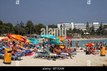 Spiaggia di nissi affollate di turisti ayia napa repubblica di Cipro in Europa Foto Stock