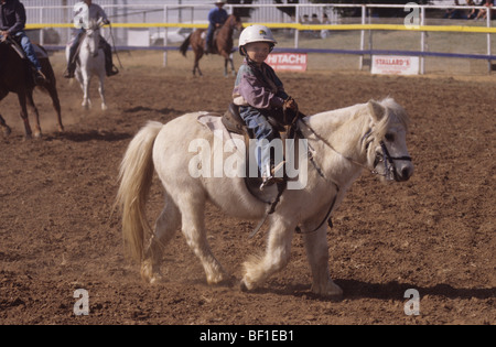 Little Boy a cavallo, pony in miniatura, Shetland, kids rodeo, Queensland Australia Foto Stock