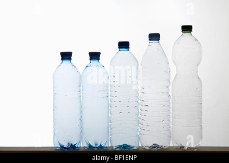 Una fila di plastica le bottiglie di acqua Foto Stock