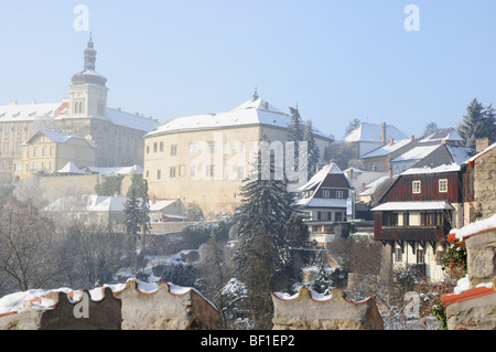 Coperte di neve Hradek e collegio gesuita di Kutna Hora. Foto Stock