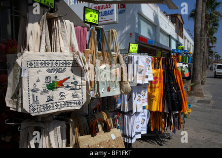 Sacchetti e negozio di souvenir in vendita da un negozio di ayia napa repubblica di cipro Foto Stock