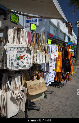 Sacchetti e negozio di souvenir in vendita da un negozio di ayia napa repubblica di cipro Foto Stock