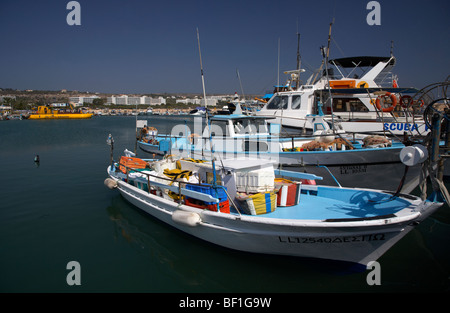 Pesca e turismo barche in ayia napa porto repubblica di cipro Foto Stock