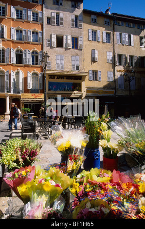 Il mercato della 'Place aux Aires' nella vecchia città di Grasse Foto Stock