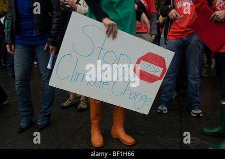 Centinaia di attivisti ambientali prepararsi a marzo attraverso il Ponte di Brooklyn sulla Giornata internazionale per i Cambiamenti Climatici Foto Stock