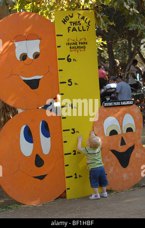 Irvine Park di ferrovia e di Irvine parco regionale d'arancio, CA hanno un righello gigante per bambini opportunità fotografiche. Foto Stock