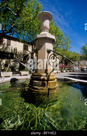 La piazza e la fontana del villaggio di Tourtour Foto Stock