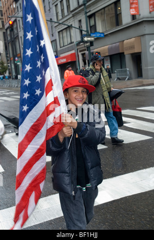 I musulmani dal tri-stato area raccogliere a New York per il mondo musulmano parata del giorno Foto Stock