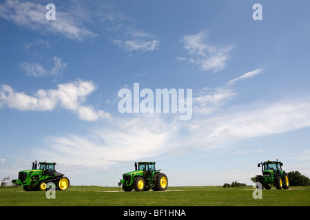 Nuovi trattori verdi sul display presso la John Deere principale fabbrica a Waterloo, Iowa Foto Stock