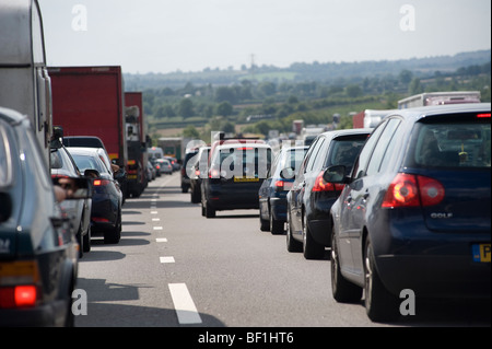 Il traffico pesante di congestione sulla autostrada M42 in Inghilterra Foto Stock