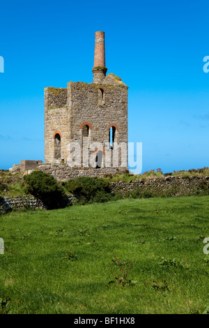 The ruined engine house of the Higher Bal tin mine at Pendeen Cornwall Foto Stock
