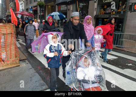 I musulmani dal tri-stato area raccogliere a New York per il mondo musulmano parata del giorno Foto Stock