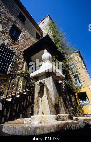 Fontana nel villaggio mediterraneo di Valbonne Foto Stock