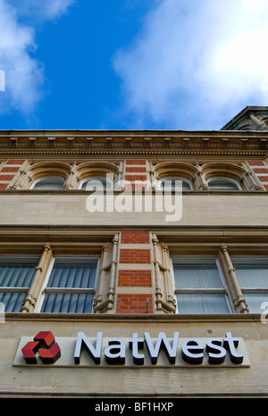 Natwest Bank in Wimbledon Village, a sud-ovest di Londra, Inghilterra, occupando un 1895 edificio progettato da cheston e perkin Foto Stock