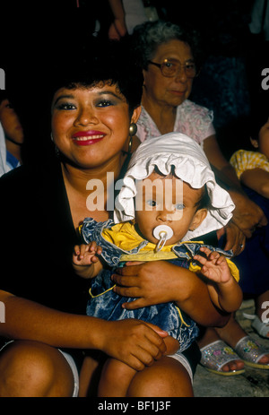 I messicani, messicano, madre e figlia, baby, infantile, aspirando il succhietto, baby succhietto, Cancun Quintana Roo stato, la penisola dello Yucatan, Messico Foto Stock