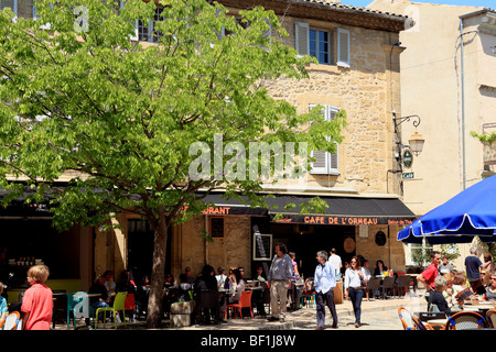 Strada animata del villaggio di Lourmarin Foto Stock